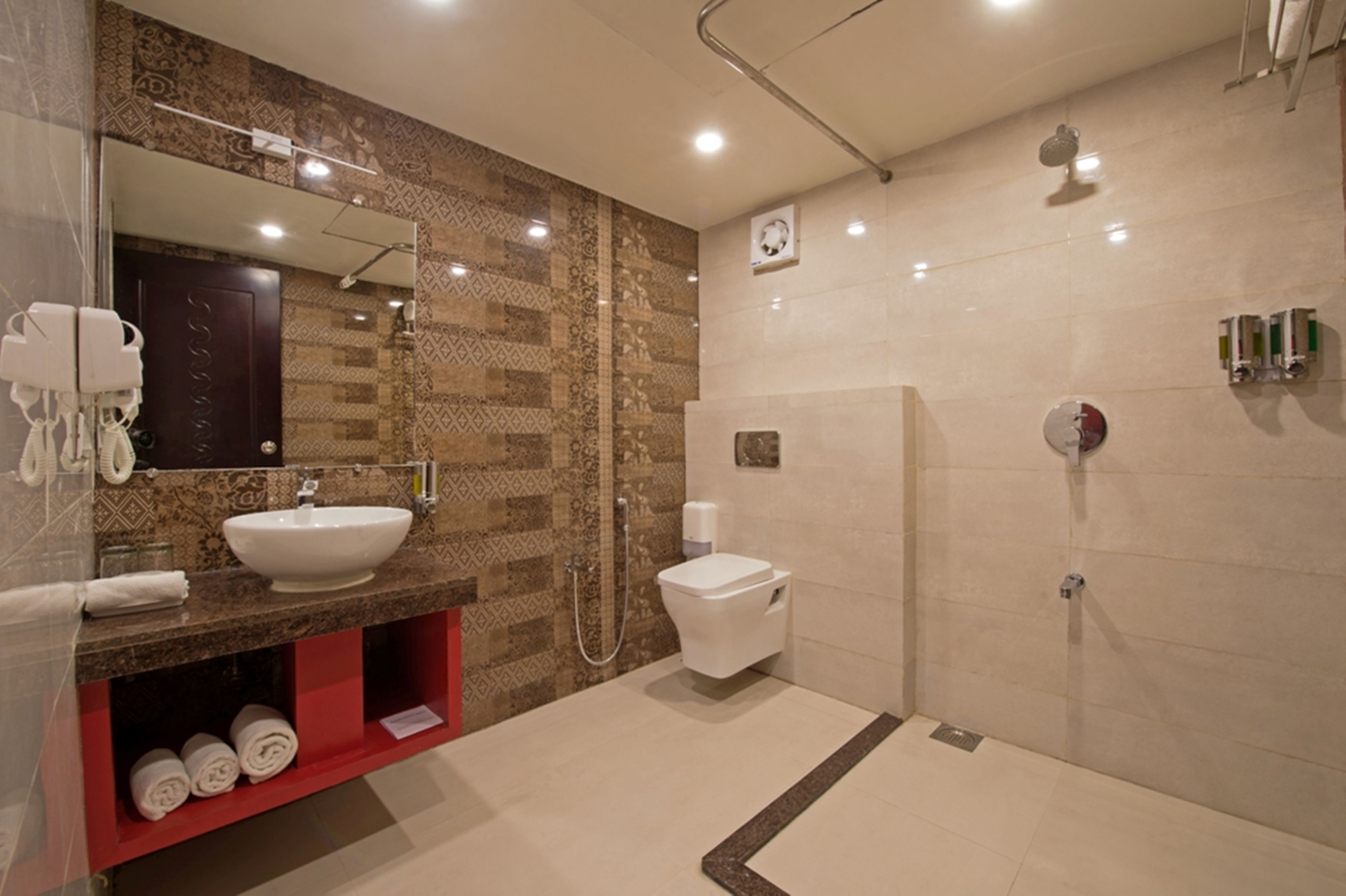 Un bagno moderno con un lavandino ampio, un water e una zona doccia.