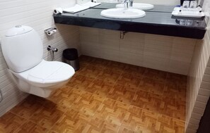Chambre Deluxe, vue jardin | Salle de bain | Douche, articles de toilette gratuits, sèche-cheveux, peignoirs
