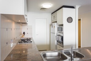 Full-size fridge, microwave, oven, stovetop