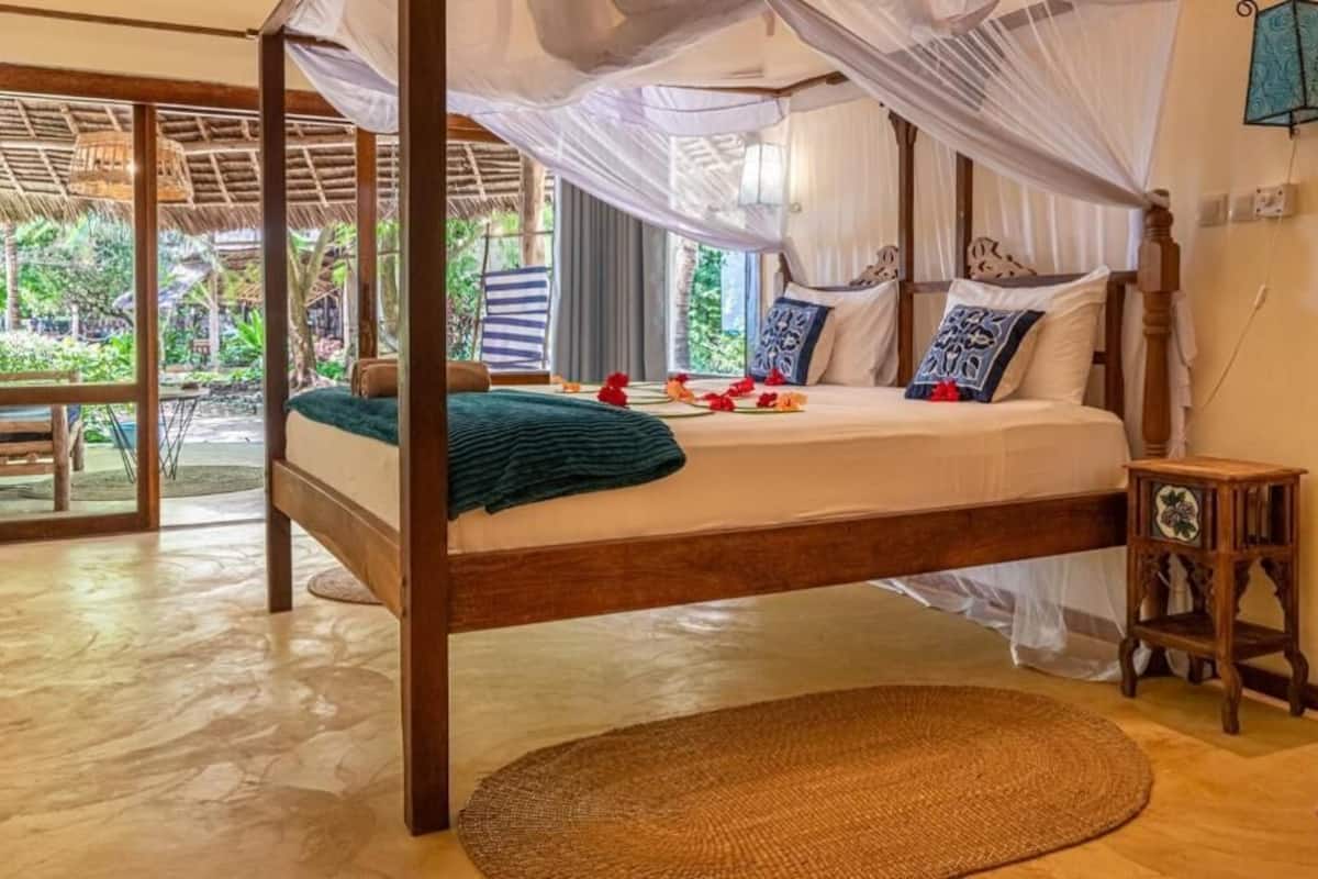 高级三人房, 多张床, 无烟房, 海洋景观 | 1 多间卧室、高档床上用品、客房内保险箱、办公桌