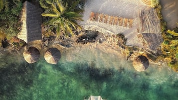 Rannalla, valkoista hiekkaa, hierontapalvelu rannalla