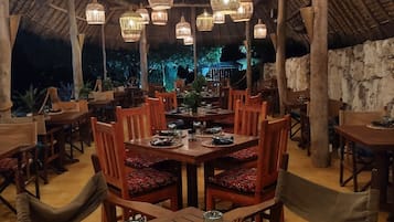 Hồ bơi ngoài trời