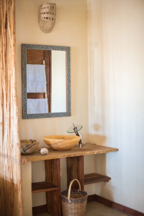 ห้องซูพีเรียดับเบิล, เตียงคิงไซส์ 1 เตียง, วิวทะเล | 1 ห้องนอน, เครื่องนอนระดับพรีเมียม, ตู้นิรภัยในห้องพัก, โต๊ะทำงาน