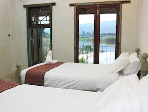 办公桌、免费 WiFi