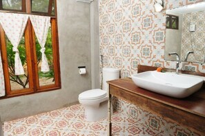 Shower, free toiletries, hair dryer, slippers - Phu-Anna Eco House (Hot)