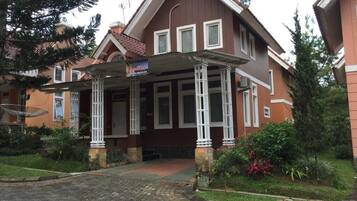 Comfort Villa, 2 Bedrooms, Park View | 1 bedroom, desk, free WiFi
