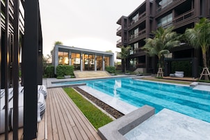 2 outdoor pools, open 6:00 AM to 10:00 PM, free cabanas, sun loungers