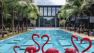 2 ulkouima-allasta, aurinkotuoleja