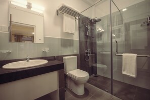 Standard-Doppelzimmer, 1 Schlafzimmer | Badezimmer | Dusche, kostenlose Toilettenartikel, Bidet, Handtücher