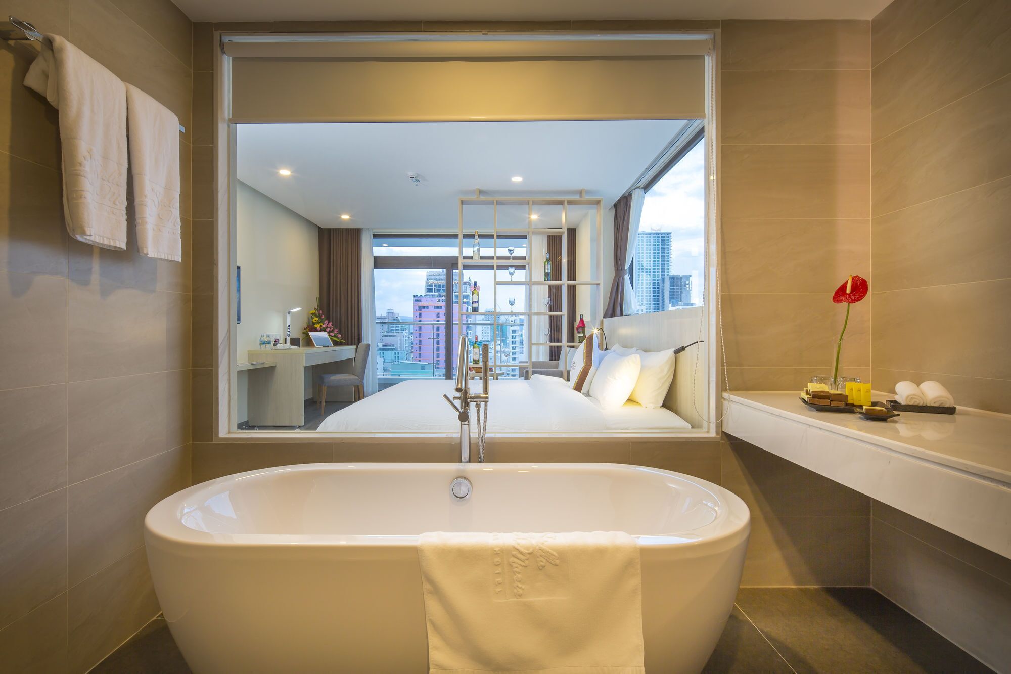 ميني ب ار وخزنة داخل الغرفة ومكتب وستائر تعتيم