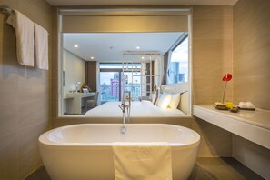 迷你吧、客房内保险箱、办公桌、遮光窗帘