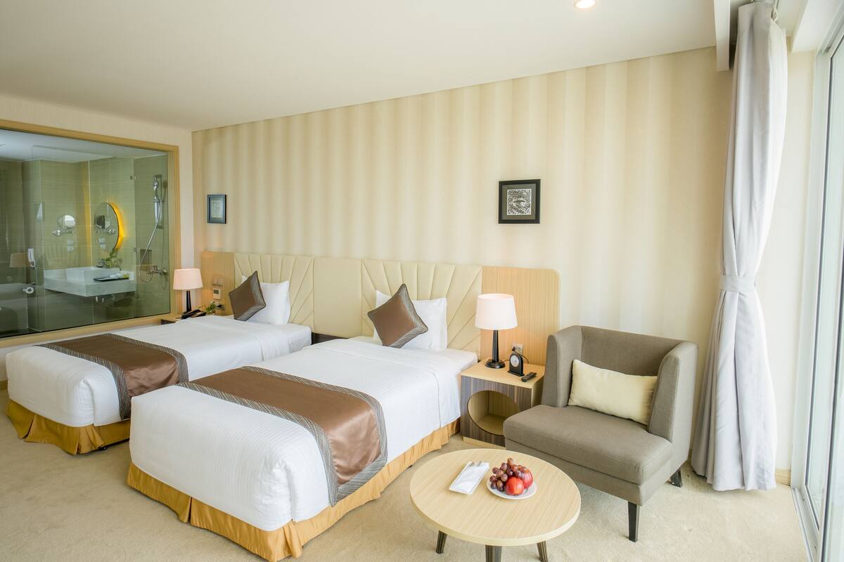 Deluxe Twin Room | Bar mini, peti besi dalam bilik, meja, Wi-fi percuma 