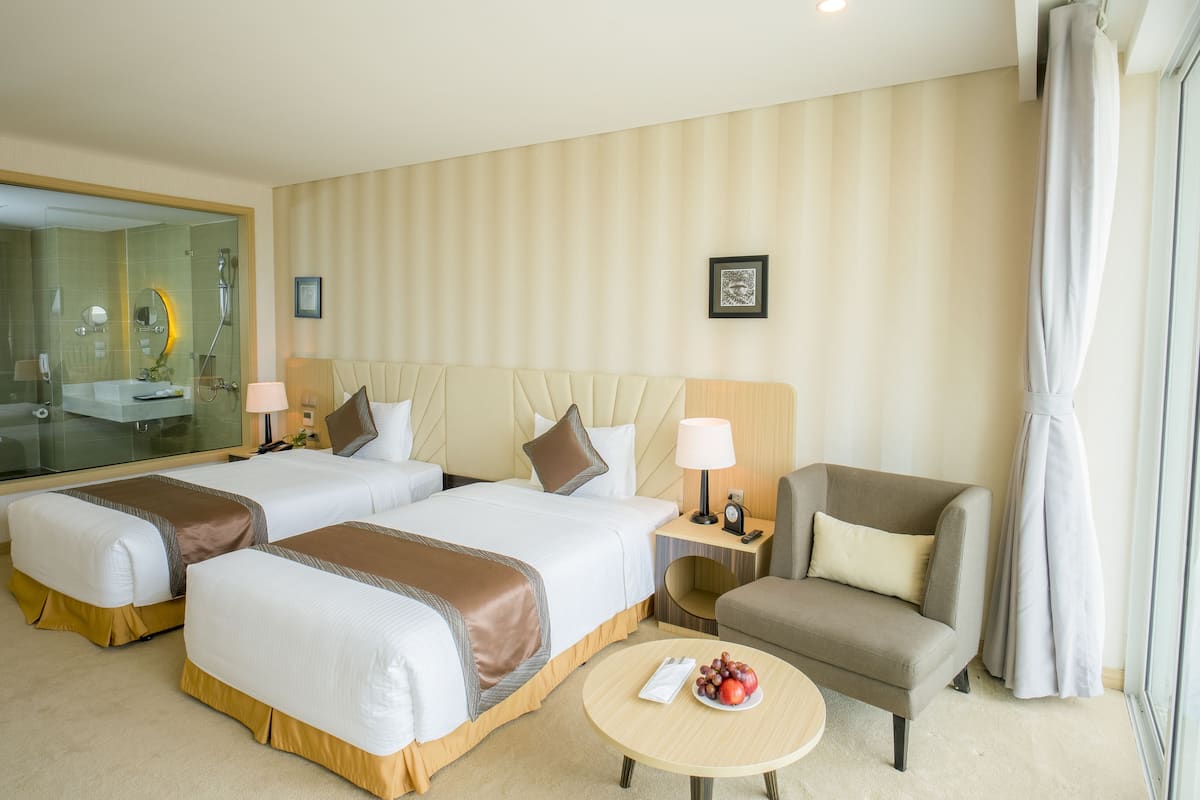 Deluxe Twin Room | Bar mini, peti besi dalam bilik, meja, Wi-fi percuma