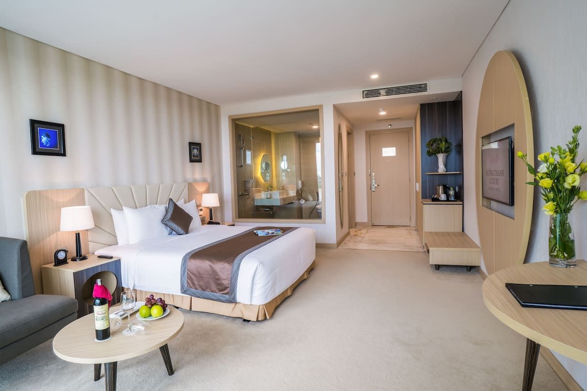 Deluxe Double Room, 1 Katil Raja (King), Non Smoking, Sea View | Bar mini, peti besi dalam bilik, meja, Wi-fi percuma