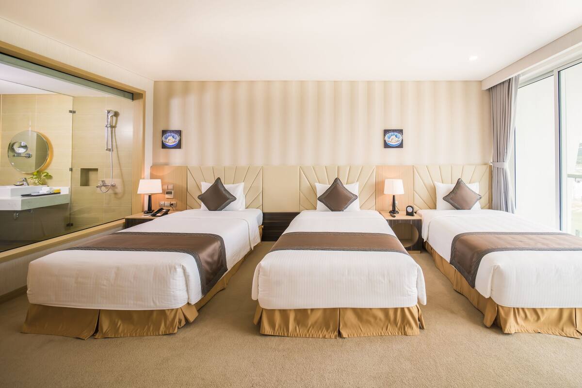 Deluxe Triple Room, 3 Katil Bujang (Single), Non Smoking, Mountain View | Bar mini, peti besi dalam bilik, meja, Wi-fi percuma 