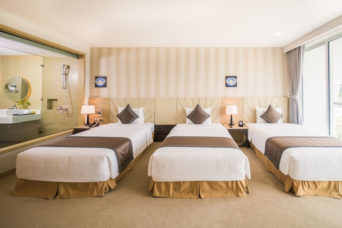 Deluxe Triple Room, 3 Katil Bujang (Single), Non Smoking, Mountain View | Bar mini, peti besi dalam bilik, meja, Wi-fi percuma
