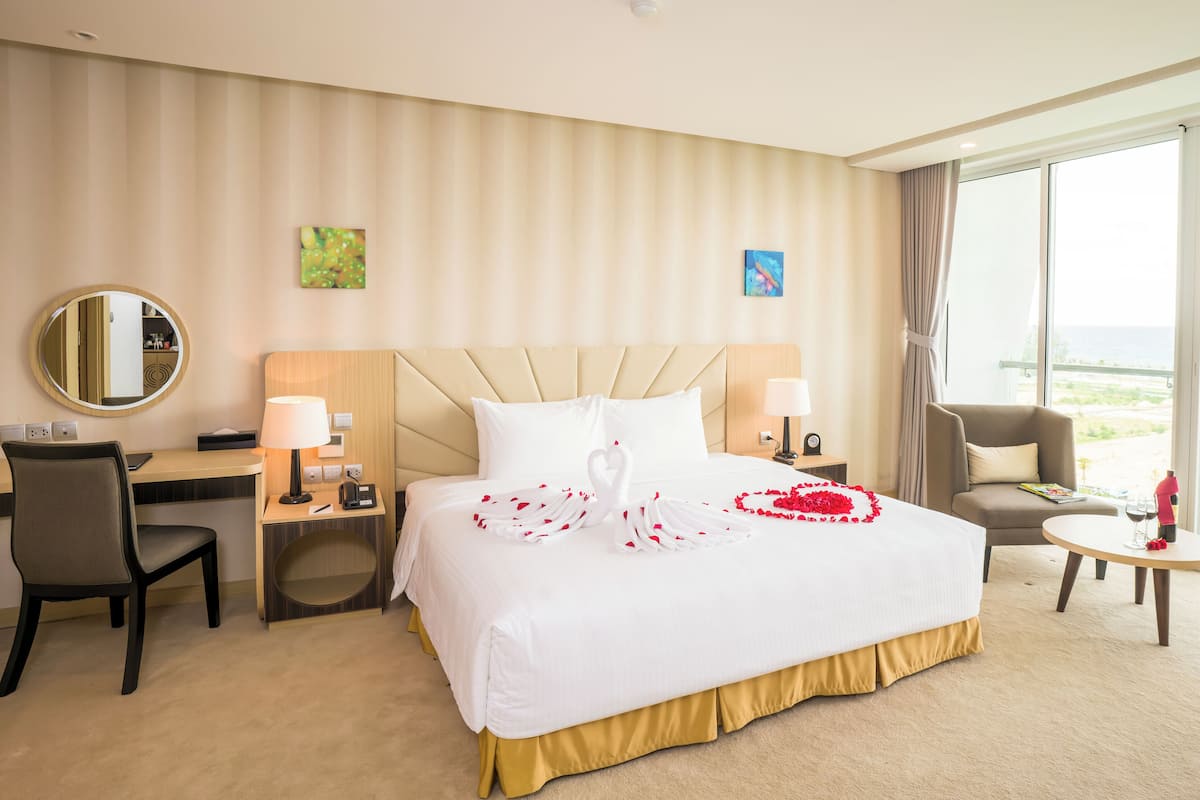 Executive Room, Non Smoking, Sea View | Bar mini, peti besi dalam bilik, meja, Wi-fi percuma