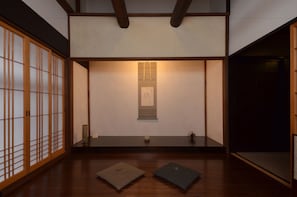 Townhome (Kyomachiya Private Vacation Home) | Vardagsrum | Platt-tv