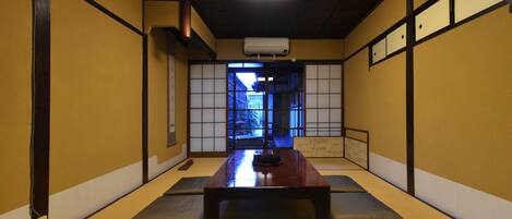 Stadtwohnung (Kyomachiya Private Vacation Home) | Wohnbereich | Flachbildfernseher