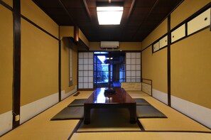 Townhome (Kyomachiya Private Vacation Home) | Vardagsrum | Platt-tv