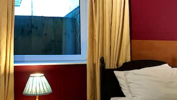 Habitació amb dos llits individuals, bany compartit | Wifi gratuïta i roba de llit