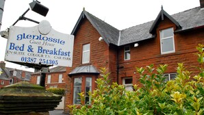 Une maison d’hôtes appelée Glenlossie Bed & Breakfast, reconnaissable à son panneau indicateur.