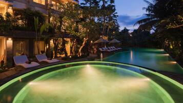 Kolam renang outdoor, dengan payung kolam renang dan kursi berjemur