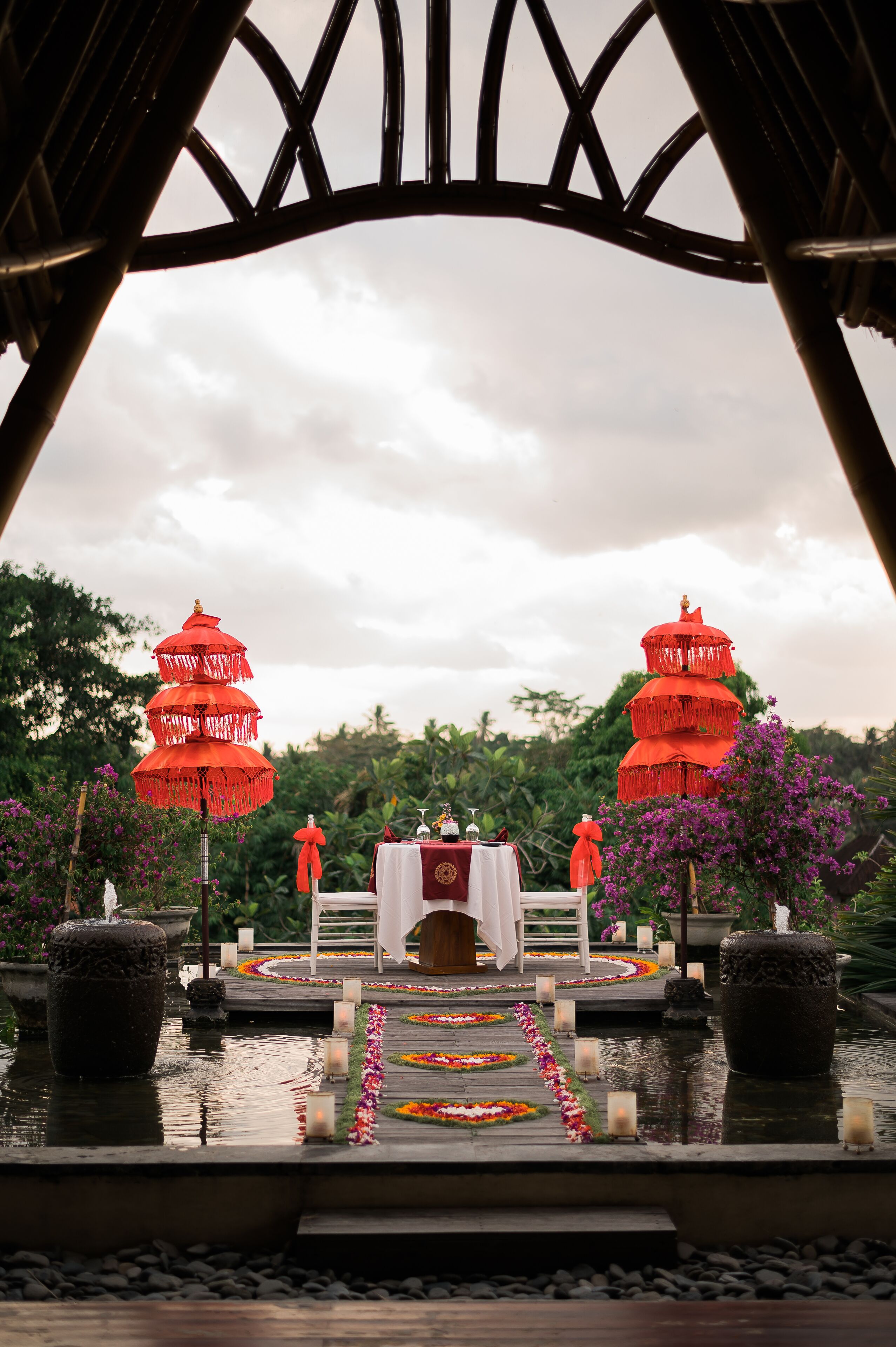 breakfast, lunch, dinner served; international cuisine