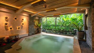 Bồn tắm spa trong nhà