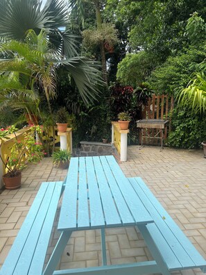 Outdoor dining - Cavern Apartments (Praslin Island)