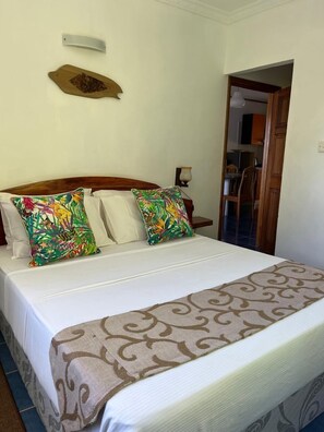 Värdeförvaringsskåp på rummet och arbetsyta för laptop