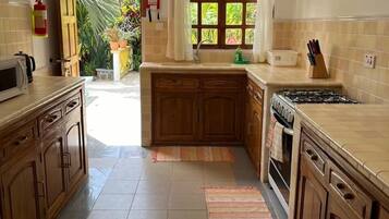 Appartement | Cuisine privée | Réfrigérateur, micro-ondes, four, plaque de cuisson