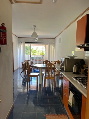 Appartement | Cuisine privée | Réfrigérateur, four à micro-ondes, un four, surface de cuisson