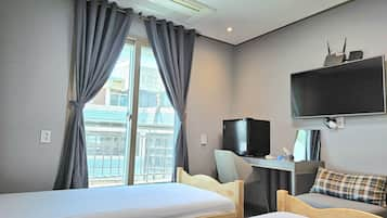 Standard Twin Room | Desk, laptop workspace, blackout curtains, free WiFi