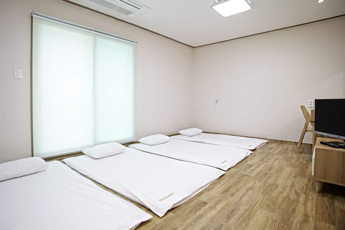 家庭客房 | 書桌、筆電工作空間、遮光布/窗簾、免費無線上網