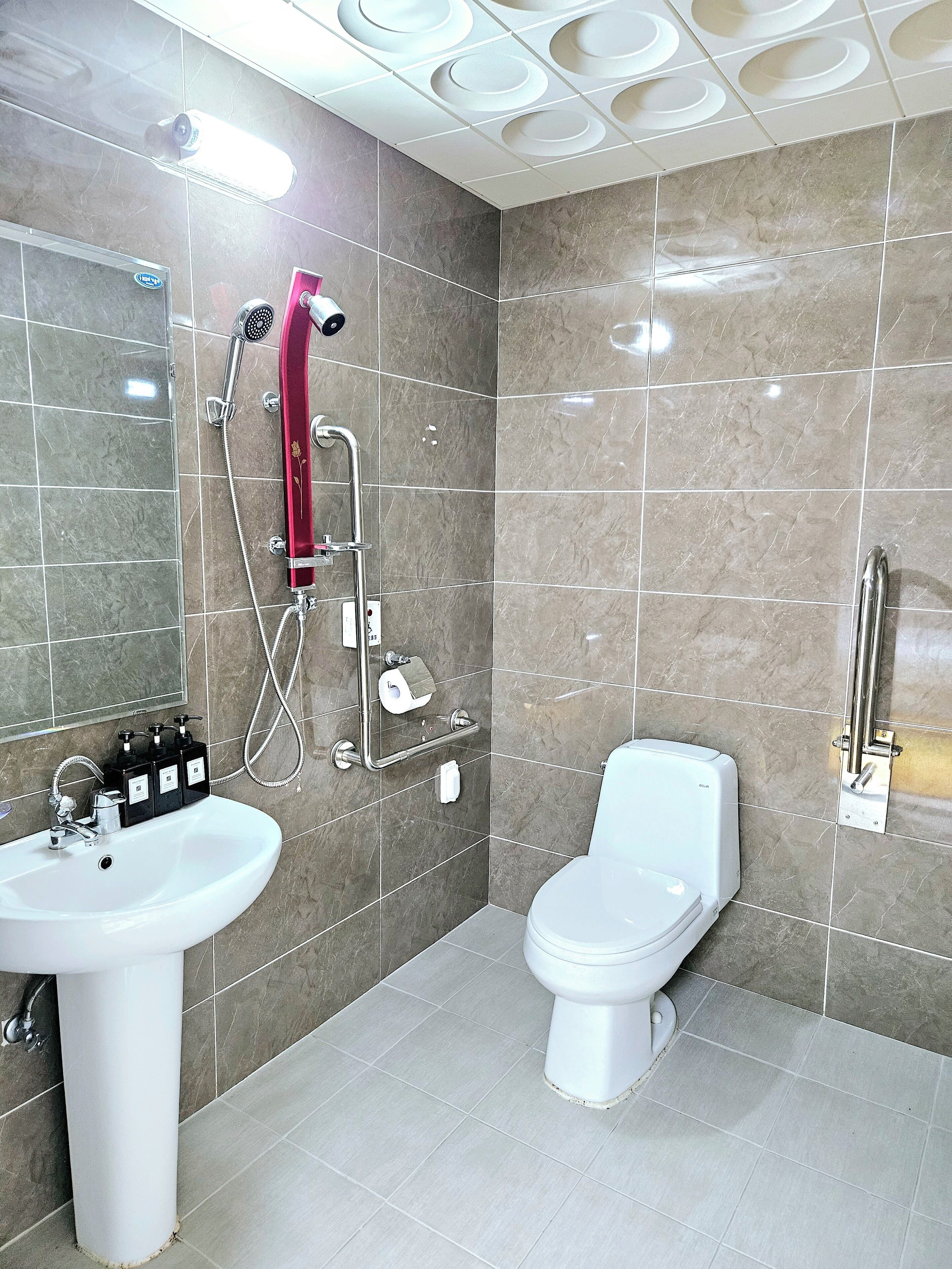 Standard Twin Room | Bathroom | Shower, free toiletries, hair dryer, slippers