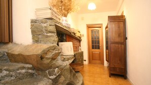 A stone staircase leading to a wooden door with a glass panel. - B&B Cinqueterre Il filo di Arianna (Ricco del Golfo di Spezia)