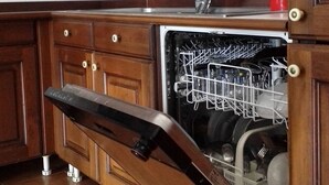 A kitchen with wooden cabinets, a stainless steel sink, and a dishwasher. - B&B Cinqueterre Il filo di Arianna (Ricco del Golfo di Spezia)