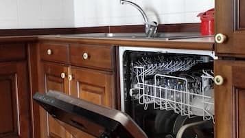 Apartment, 3 Schlafzimmer | Eigene KĂŒche | KĂŒhlschrank, Ofen, Herdplatte, Wasserkocher mit Kaffee-/Teezubehör