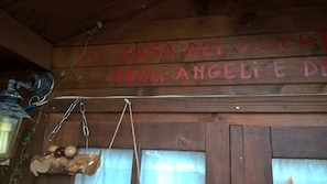 A wooden interior with a sign reading "LA CASA DEI GIOCHI DEGLI ANGELI E DE". - B&B Cinqueterre Il filo di Arianna (Ricco del Golfo di Spezia)