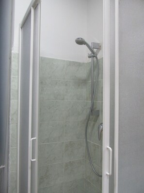 Kamar Quadruple Standar | Shower kamar mandi