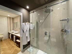 Habitación de lujo doble | Baño | Artículos de higiene personal gratuitos, secador de pelo y albornoces