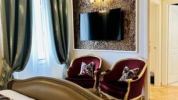 Executive Suite, Accessible | 1 bedroom, premium bedding, minibar, in-room safe