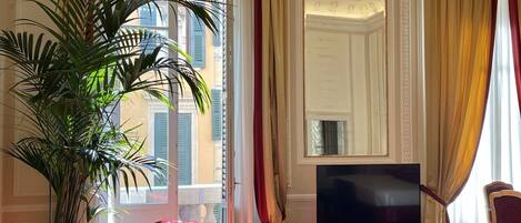 Royal-Suite, Balkon, Stadtblick | Wohnbereich | Flachbildfernseher