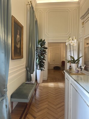 ฝ่ายต้อนรับ