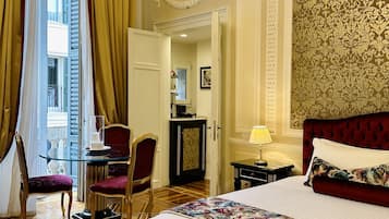 Suíte real, sacada, vista para a cidade | Roupas de cama premium, frigobar, cofres nos quartos, cortinas blackout