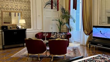 Phòng Suite Royal, ban công, quang cảnh thành phố | 1 phòng ngủ, bộ đồ giường cao cấp, minibar, két bảo mật tại phòng