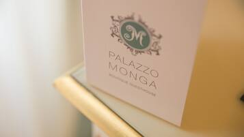 Ein Schild mit dem Text „PALAZZO MONGA BOUTIQUE GUESTHOUSE“.