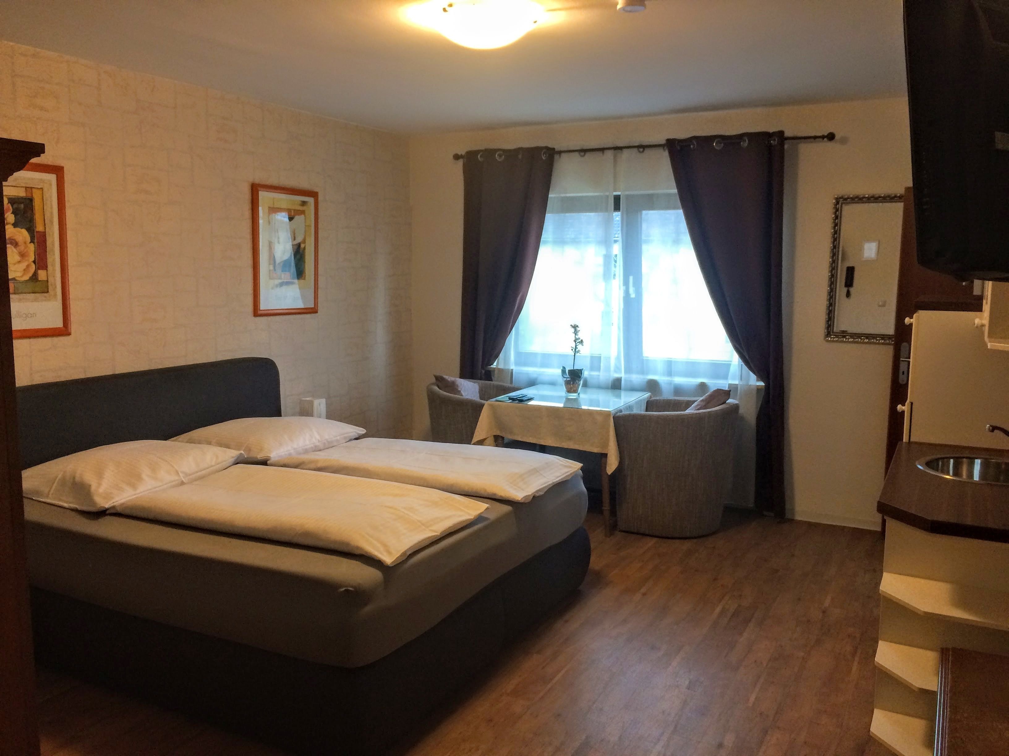 Basic-Doppelzimmer | Schreibtisch, Babybetten, Zustellbetten, kostenloses WLAN