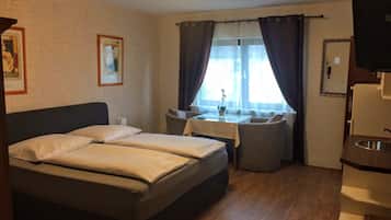 Basic-Doppelzimmer | Schreibtisch, Babybetten, Zustellbetten, kostenloses WLAN